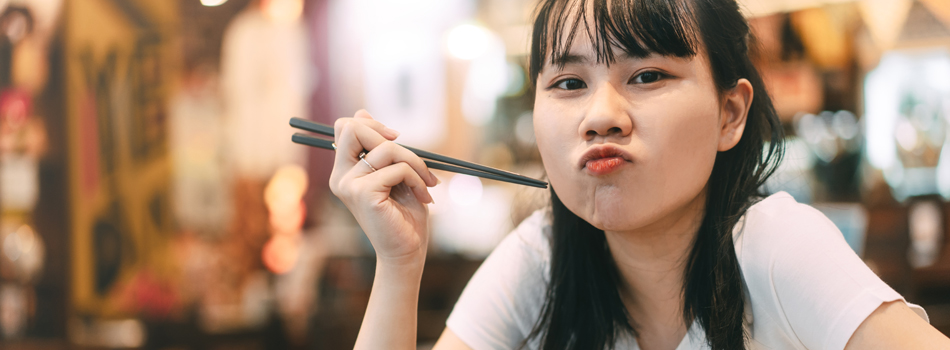 こちらを見ながら料理を食べている女性