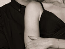 女性を後ろから抱き締める男性