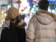 寒い中、二人で歩くカップルの後ろ姿
