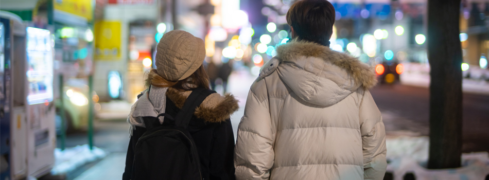 寒い中、二人で歩くカップルの後ろ姿