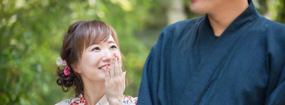 浴衣を着て歩く男女