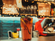 綺麗なバーのカウンター席