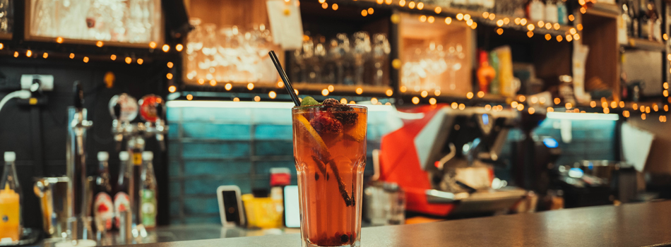 綺麗なバーのカウンター席