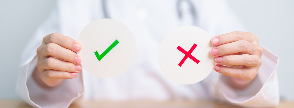 チェックマークと×マークの札を持っている人