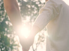 女性の手を引く男性