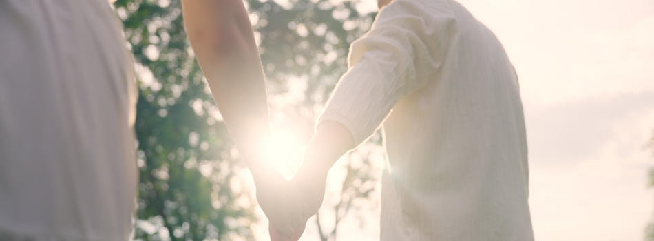 女性の手を引く男性