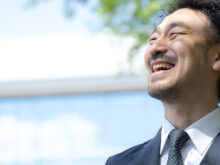 ガッツポーズをしているおじさん