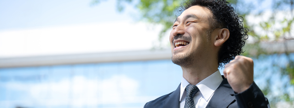 ガッツポーズをしているおじさん