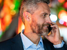 電話をしているカッコイイ男性