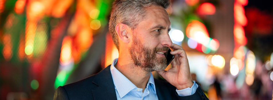 電話をしているカッコイイ男性