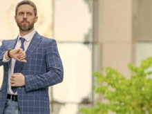 スーツを着こなすカッコイイ男性