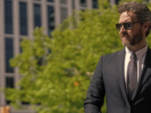 スーツでサングラスをかけたカッコイイ男性