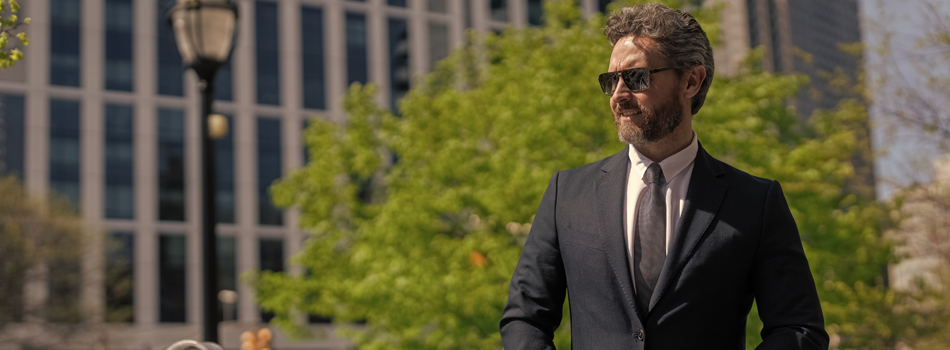 スーツでサングラスをかけたカッコイイ男性