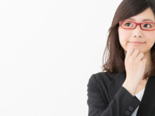 何か考えている眼鏡をかけた女性