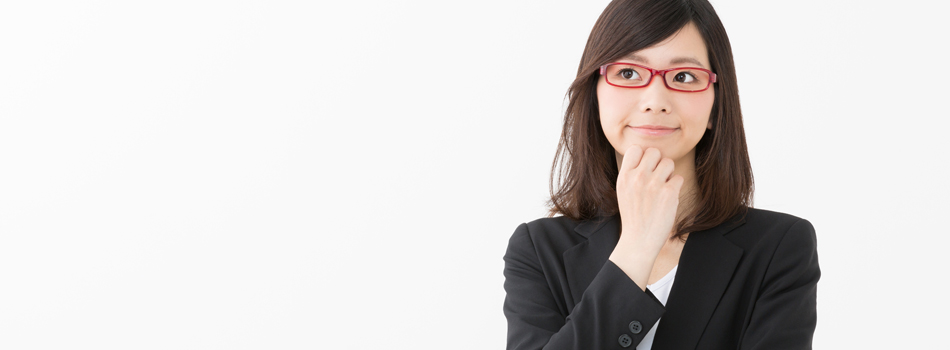 何か考えている眼鏡をかけた女性