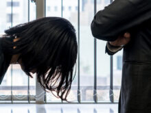 頭を下げる女性