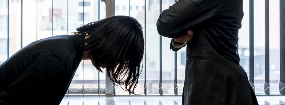頭を下げる女性