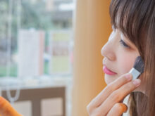 メイクをしている若い女性