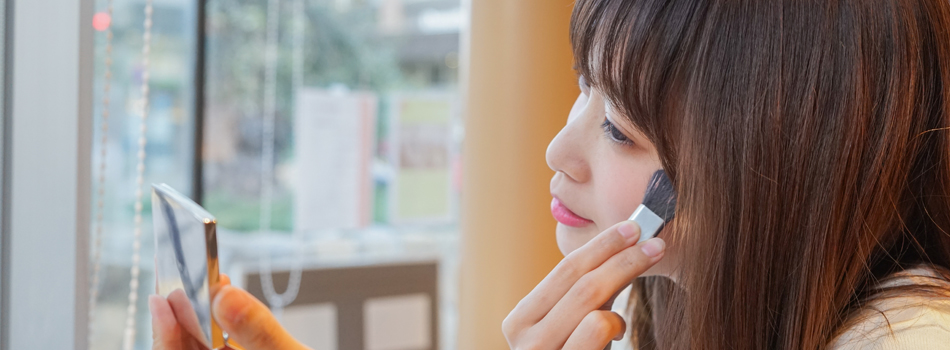 メイクをしている若い女性