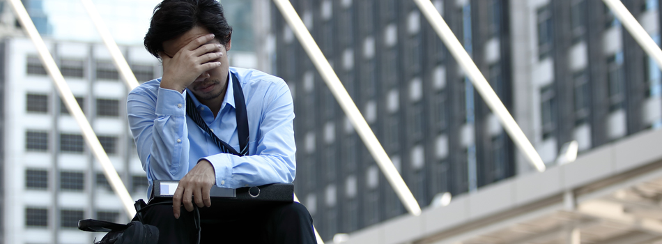 疲れきった男性