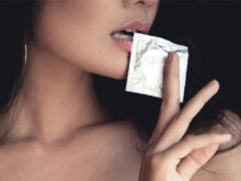 コンドームを咥えた女性