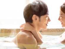 貸し切りのお風呂を楽しむ男女