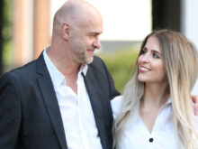 親密そうな年の差カップル