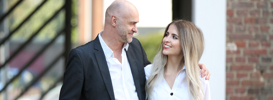 親密そうな年の差カップル