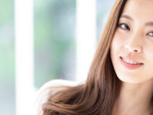 壁に持たれかかる綺麗な女性