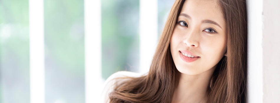 壁に持たれかかる綺麗な女性