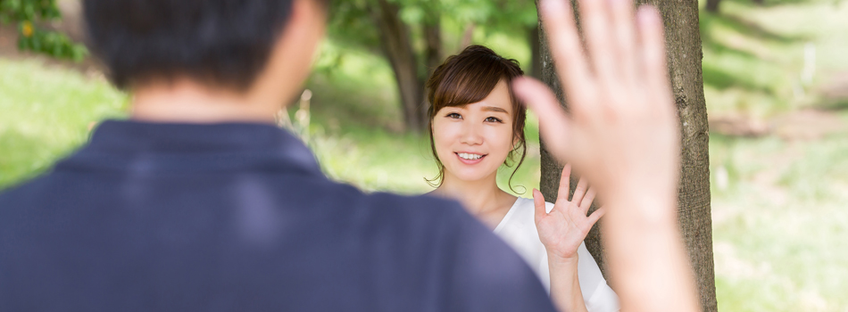 待ち合わせをする男女