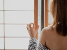 悲しげな女性の後ろ姿