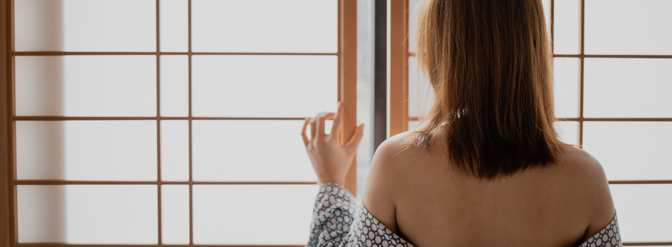 悲しげな女性の後ろ姿