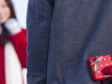 女性にサプライズでプレゼントを渡そうとする男性