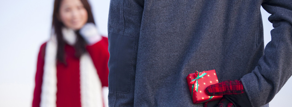 女性にサプライズでプレゼントを渡そうとする男性