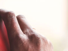 スマートフォンで電話をかける男性