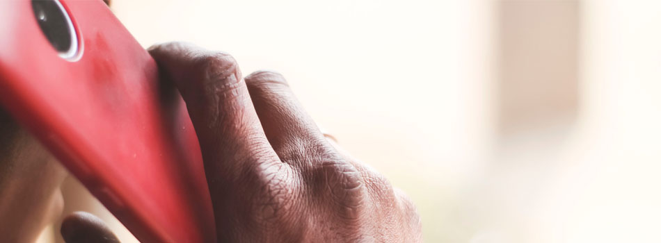 スマートフォンで電話をかける男性