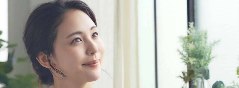 顔を見上げる女性