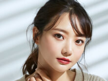 カメラ目線の美女