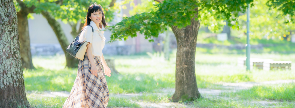 自然の中を歩く女性