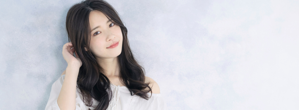 こちらを見ている美女