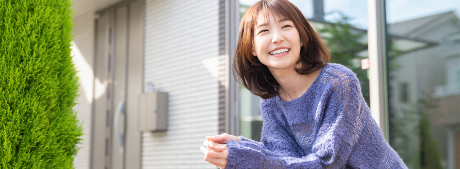 明るい表情で座っている女性