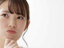 何か考え込んでいる女性