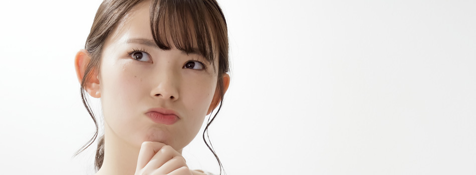 何か考え込んでいる女性