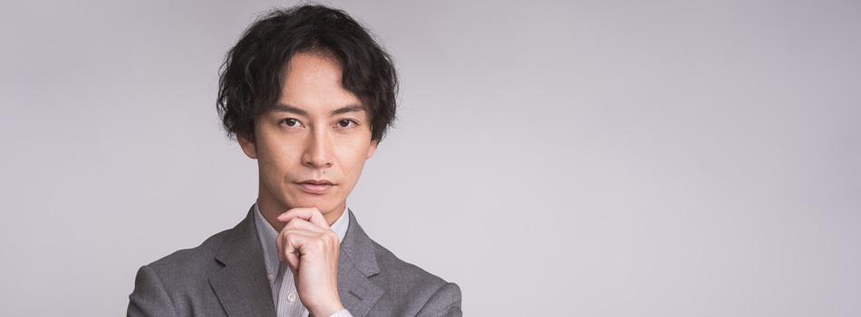 スーツを着たイケメンの男性