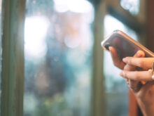 スマートフォンを操作している女性