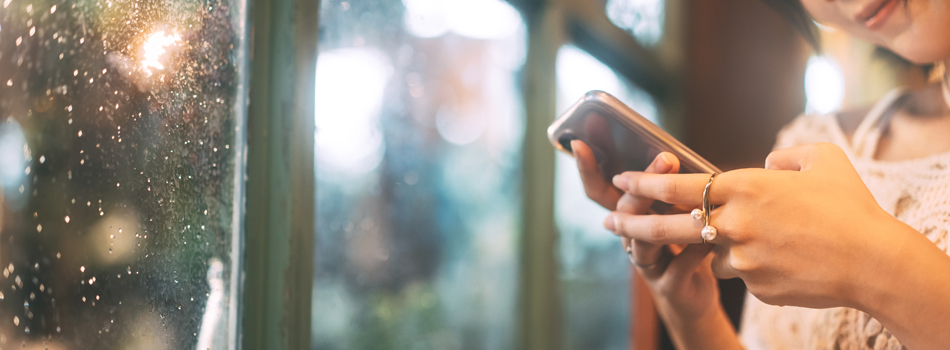 スマートフォンを操作している女性