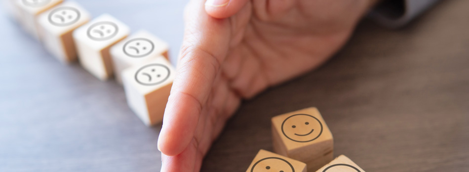 サイコロを手で分断する手