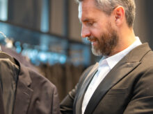 ジャケットを選ぶダンディな男性