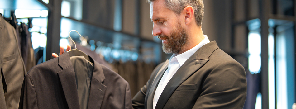 ジャケットを選ぶダンディな男性